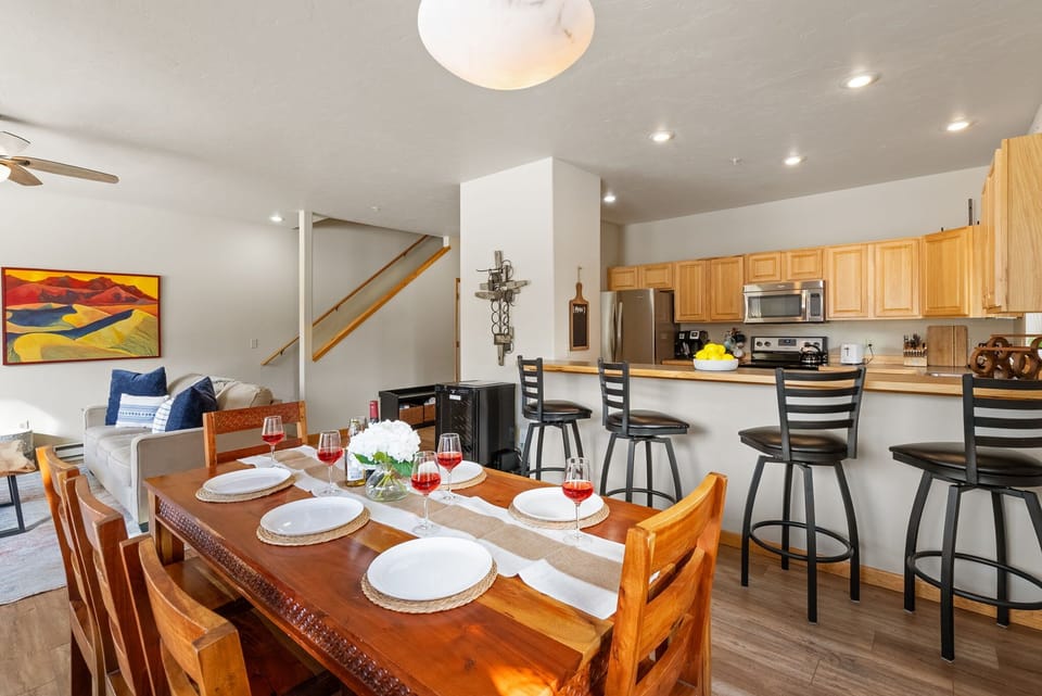 Dining Area: 7-seat Table 