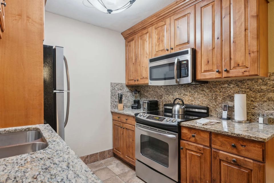 Full Kitchen: Refrigerator, oven/stove combo, microwave, dishwasher, coffeemaker
