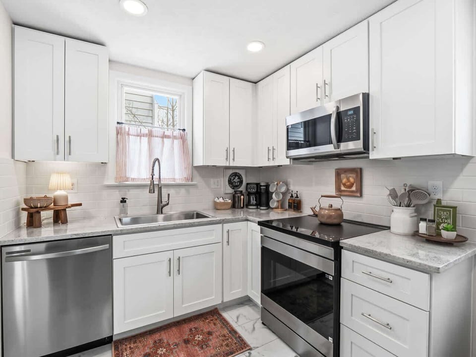 Inviting kitchen angle w/ warm lighting, classic finishes & room to move comfortably 🍳🤍🌿