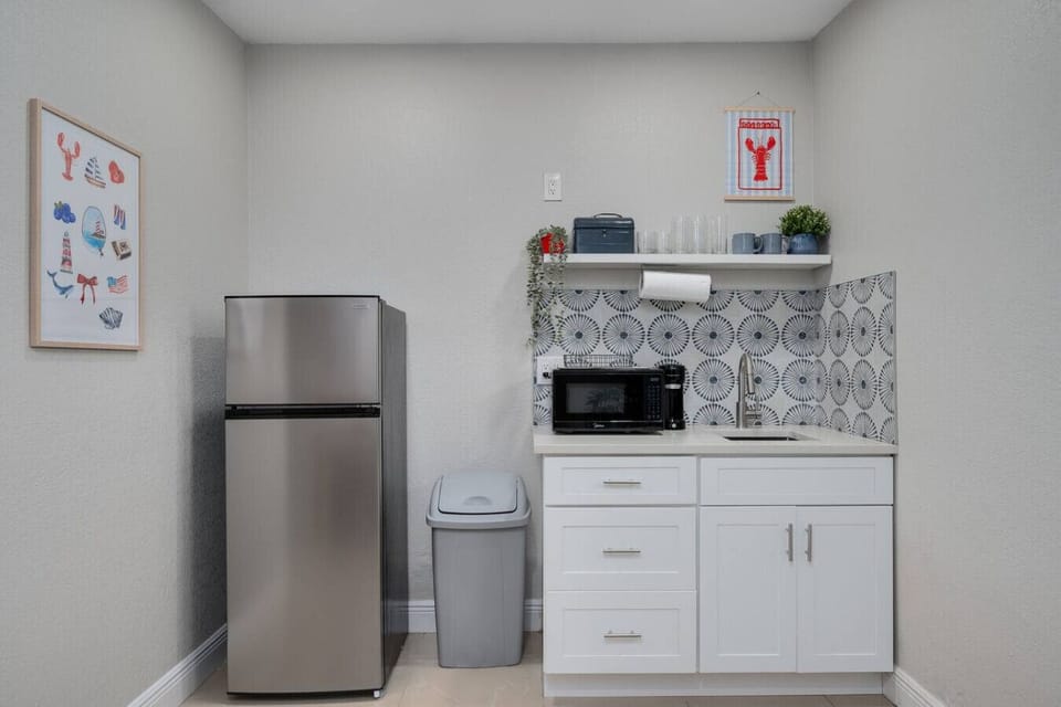 🍴 Cute kitchenette stocked with essentials—fridge, microwave, hot plate & coffee maker for your stay.