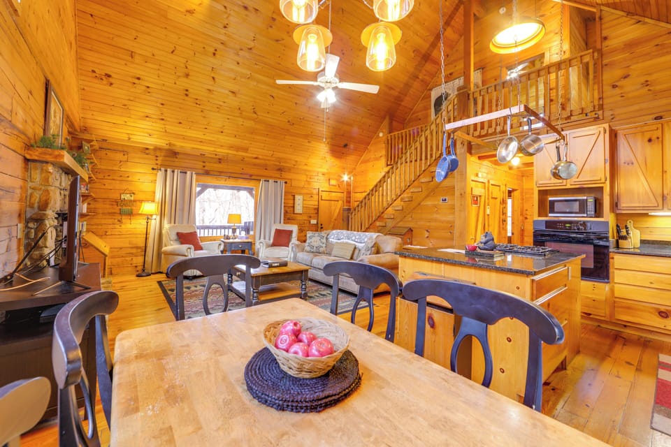 Dining Area | Dishware/Flatware Provided | 1st Floor