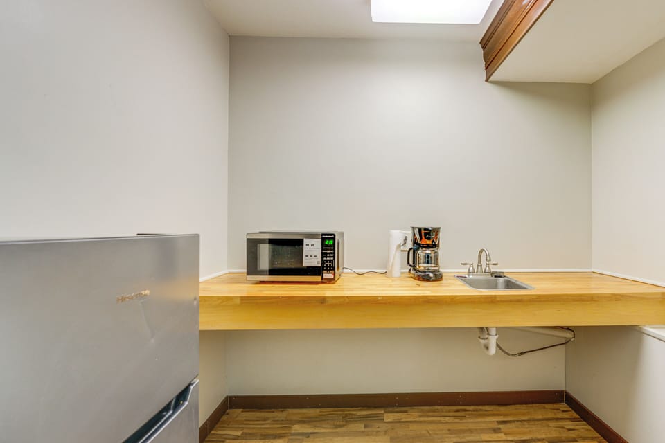 Kitchenette | Toaster | 250-Sq-Ft Studio