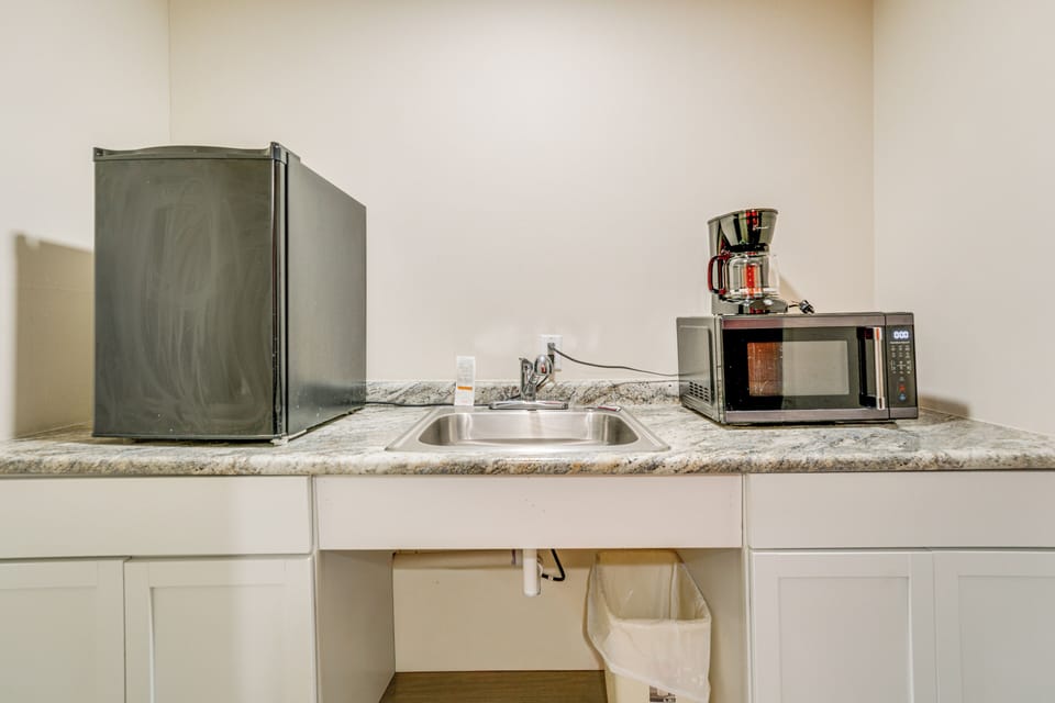 Kitchenette | Toaster | 250-Sq-Ft Studio