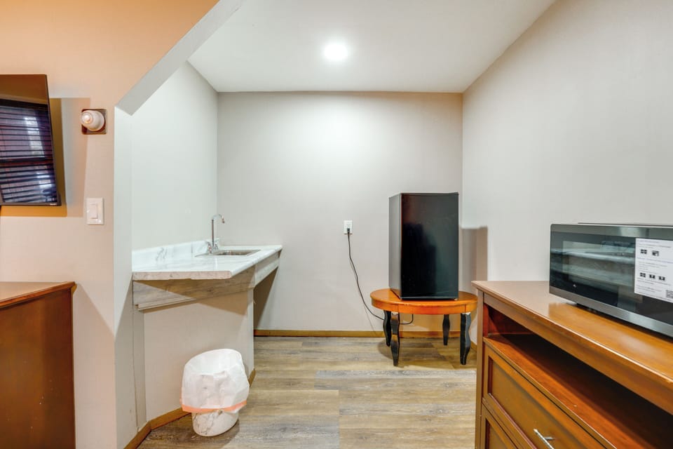Kitchenette | Keurig | 250-Sq-Ft Studio