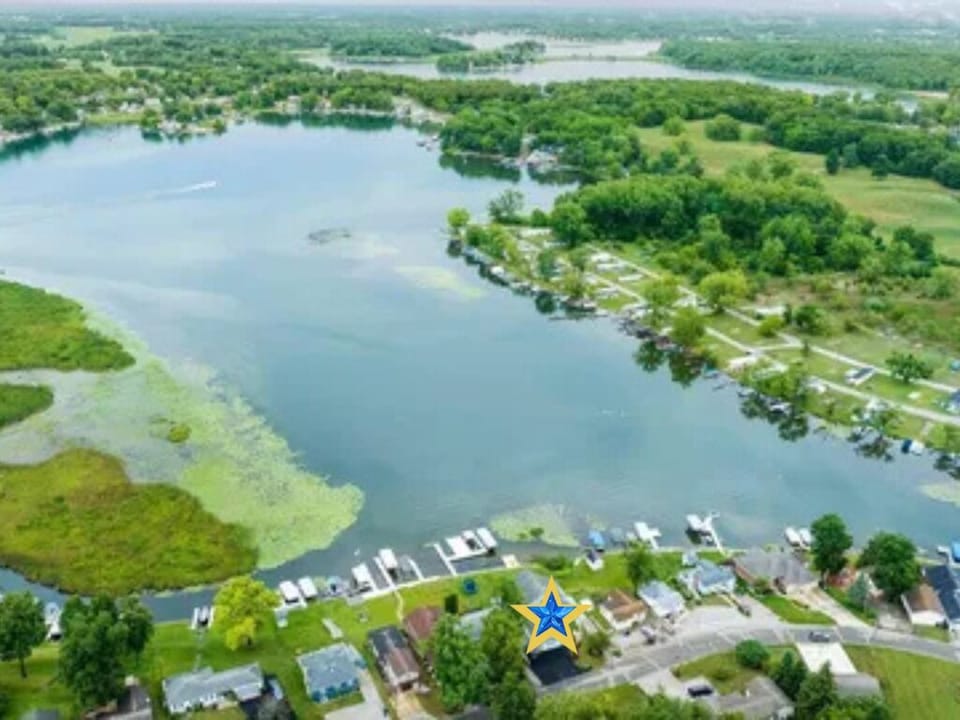 The "blue star" is right on Lake Life 101- a great location for boating, swimming, and walking to the popular Four Corners area!