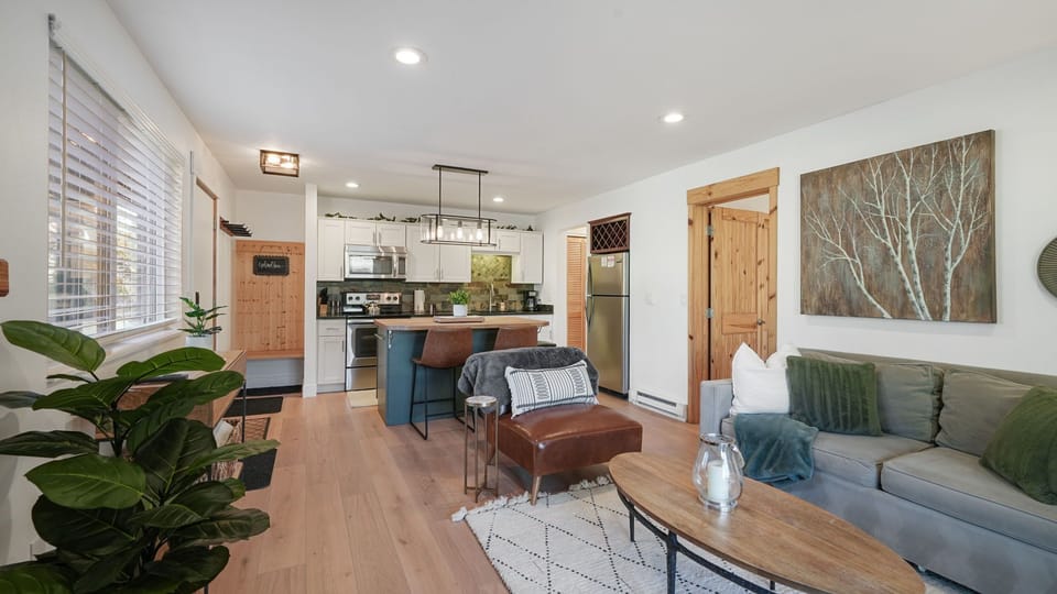 Smart TV, high-speed Wi-Fi, and comfortable seating. Your retreat after exploring Park City.