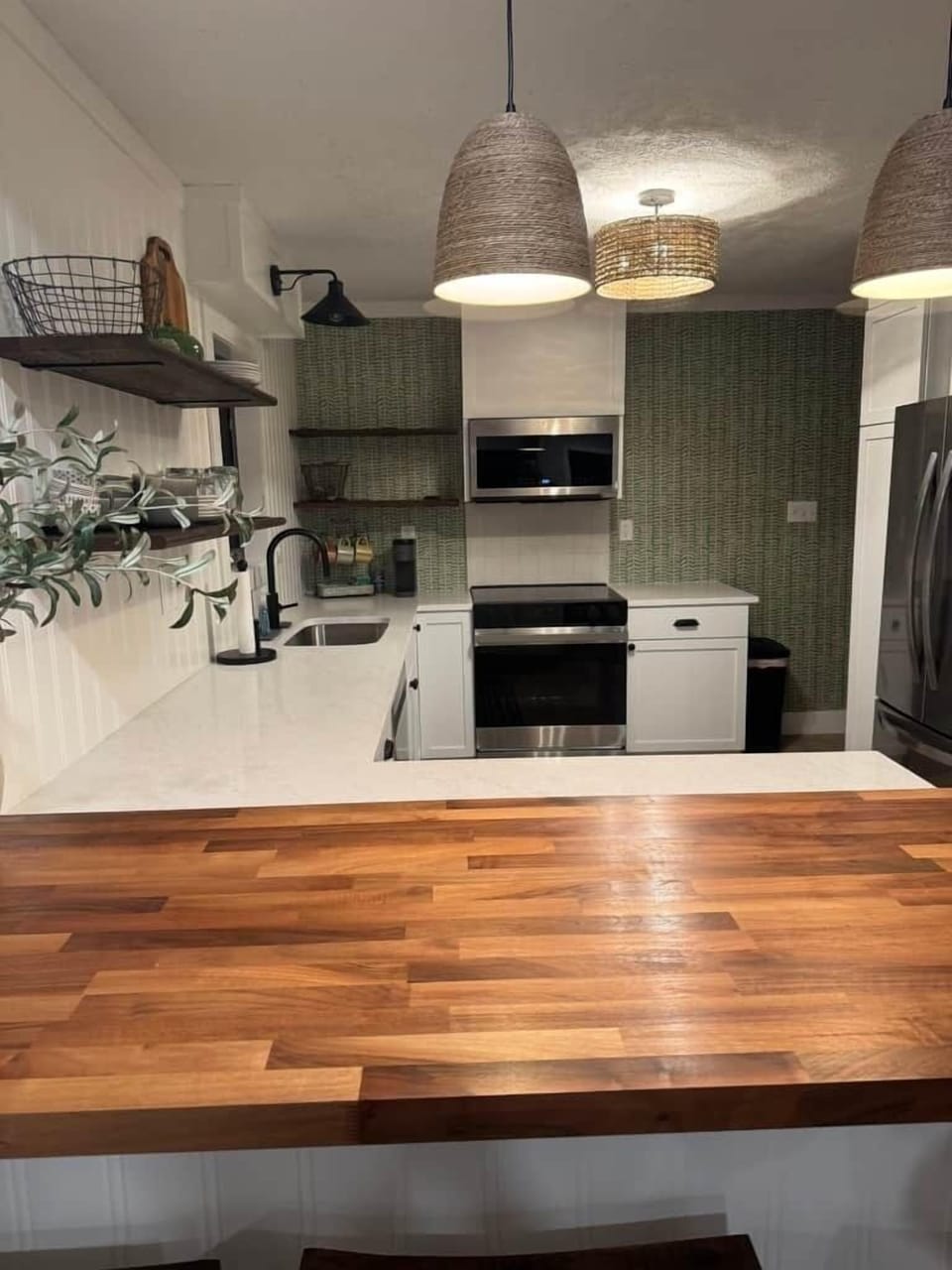 Fully equipped kitchen with new appliances.