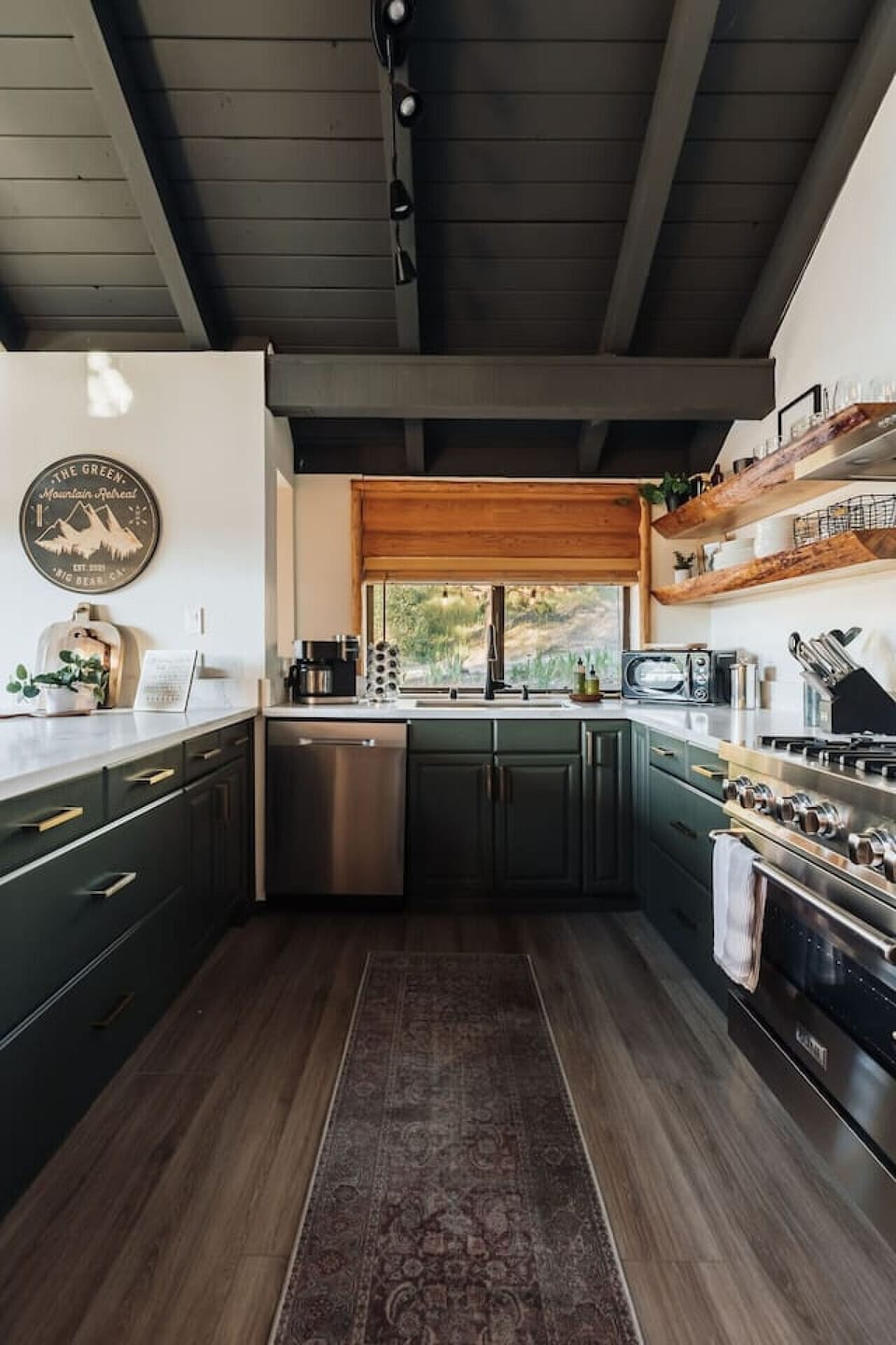 Kitchen with all the fixings!