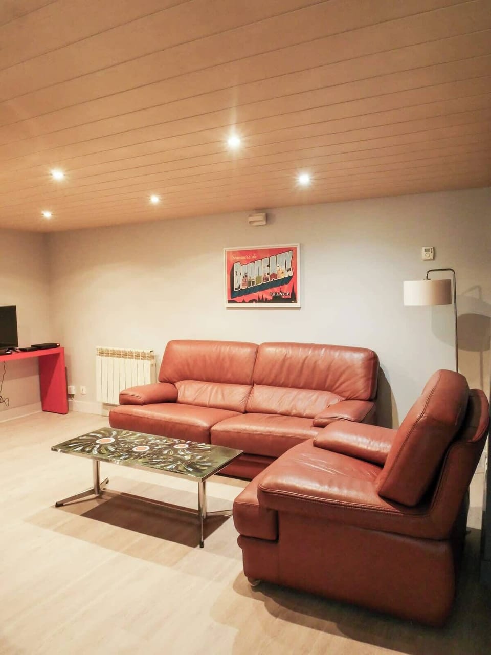 Salon avec canapé en cuir.