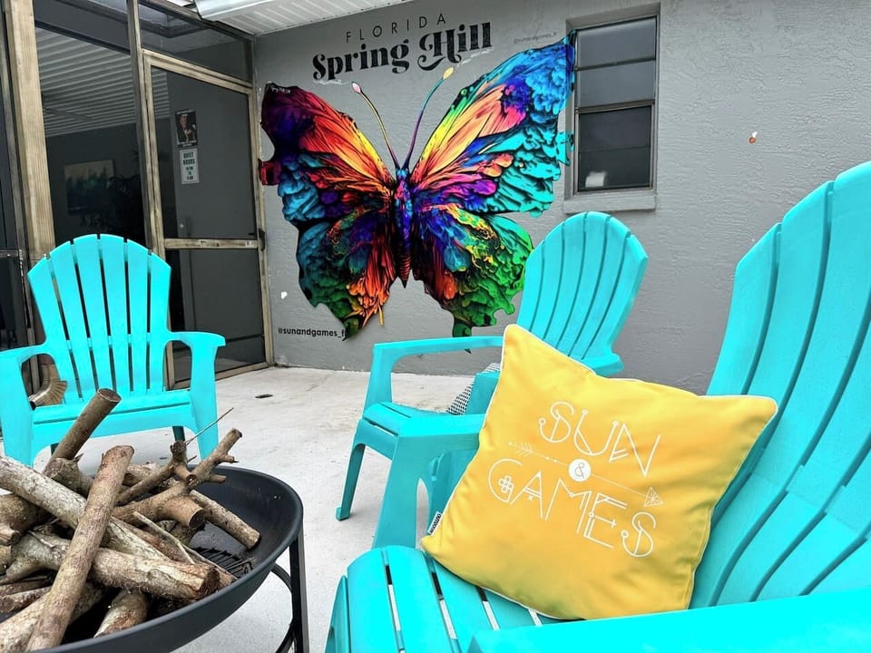 Live boldly at this colorful Spring Hill Airbnb! Wood burning fire pit to chill and warm up for the colder moths and to toast some marshmallows as well maybe take a INSTA-worthy photo by the butterfly #uniquestay #instaworthy #butterflywallmural
