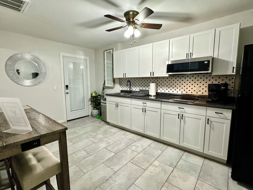 Full Kitchen with dining area