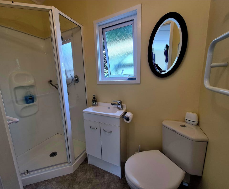 Accommodation Wailanae B&B Bathroom with shower, hand basin and toilet