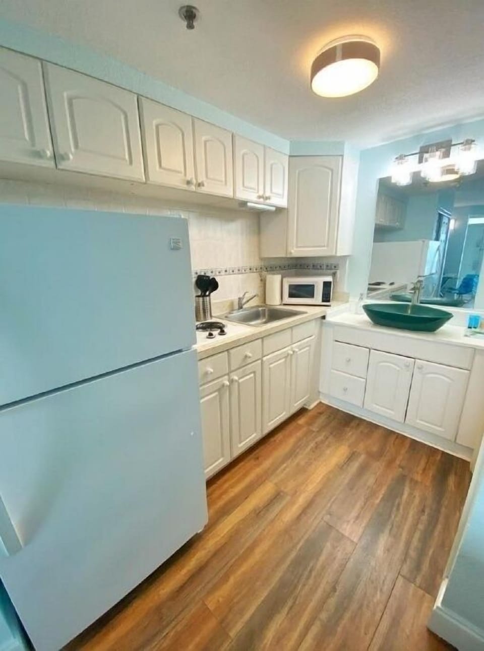 A kitchen with all the amenities to make your stay comfortable.
