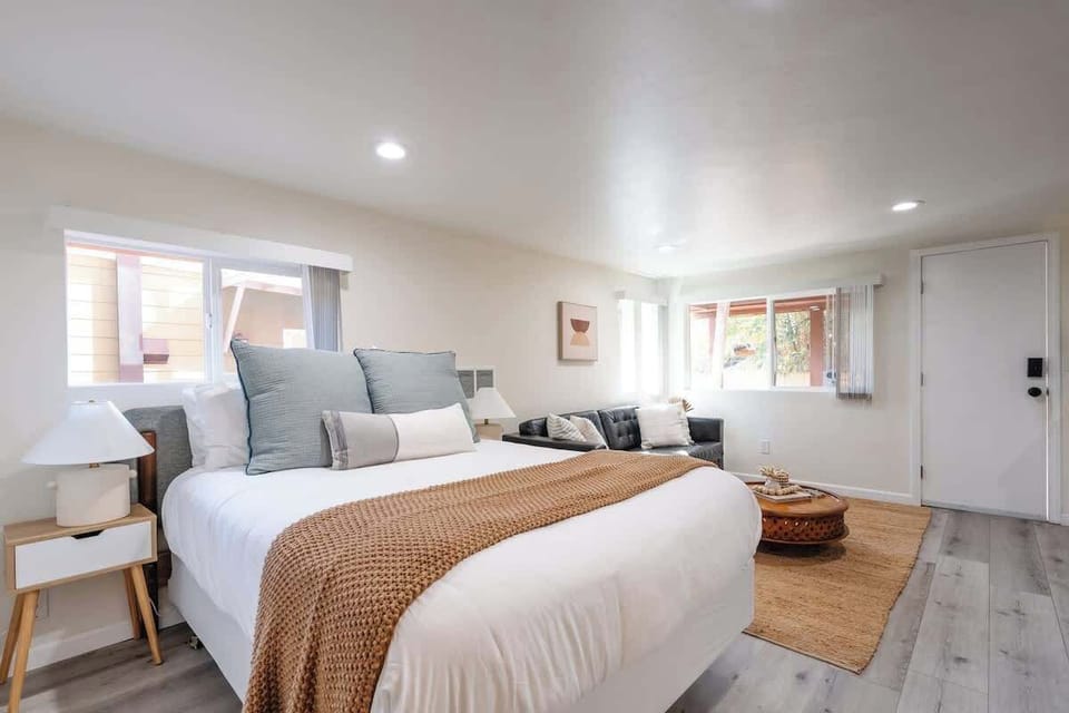 The light and bright studio gives you plenty of space to relax