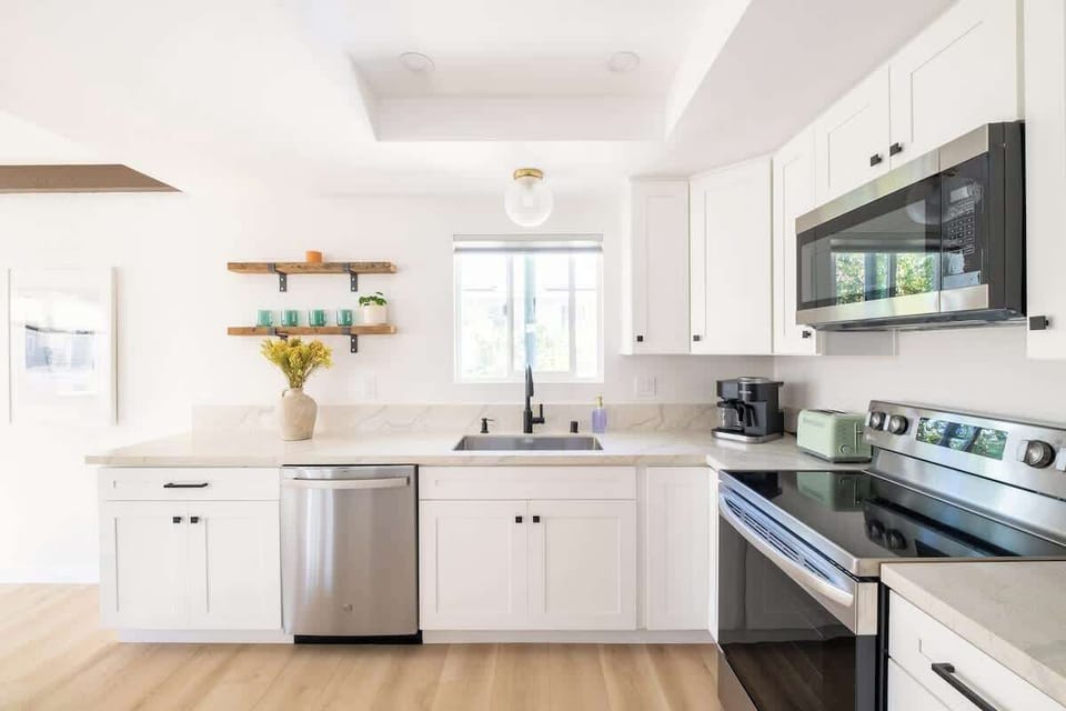 No need to do dishes with a dishwasher to take care of all the washing up 