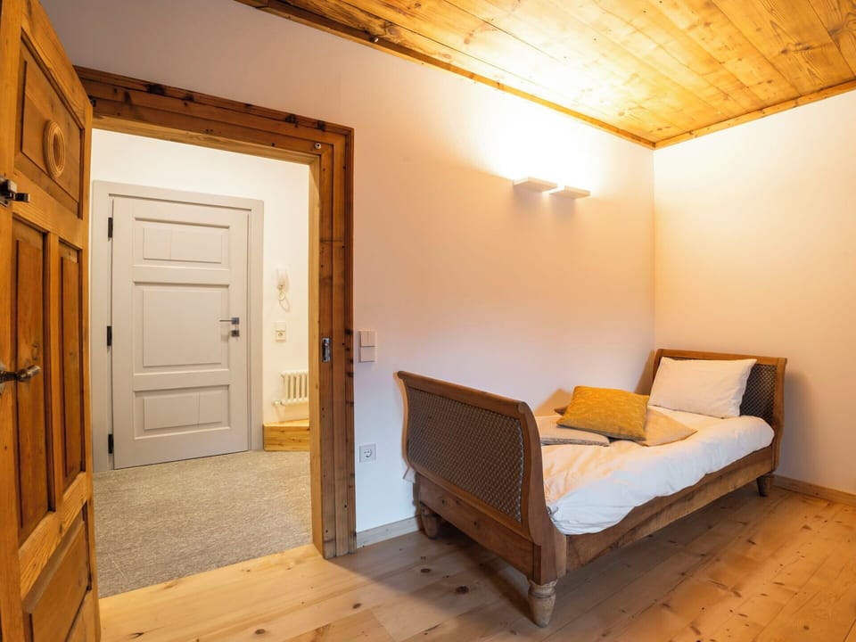 Flooring, Floor, Interior Design, Wall, Wood, Ceiling, Bedroom, Wood Flooring, Furniture, Bed