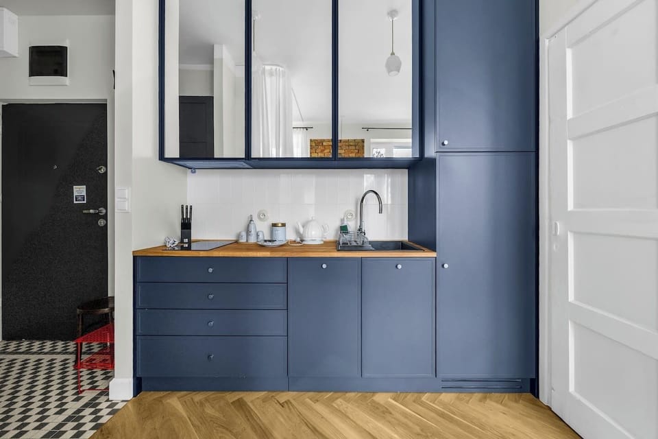 Modern Kitchenette – Fully Equipped with Sink, Cooktop & Stylish Cabinets | Book Now with RENTUJEMY.COM