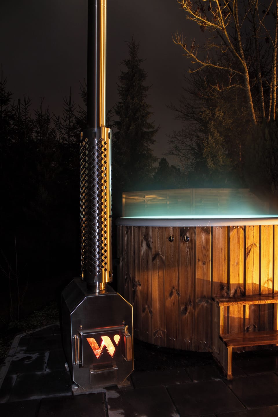 Outdoor spa tub