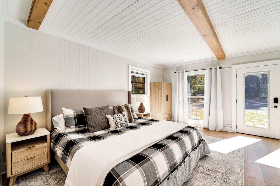 🛏️ Relax in the plush king-size bed — perfectly tucked into the open-concept space! 🌿✨