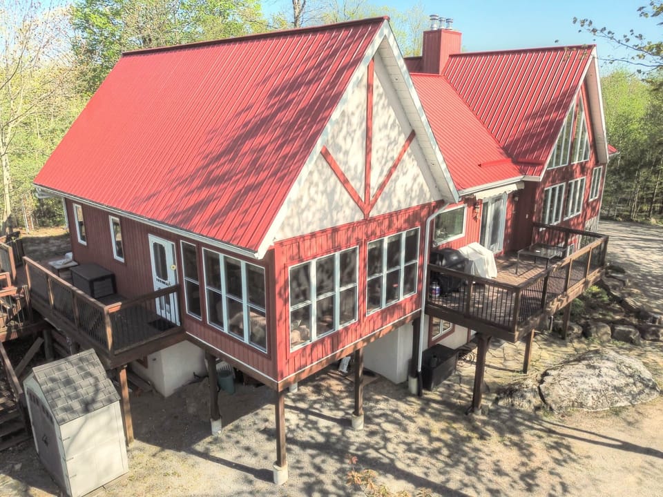 Magnificent Luxury waterfront Cottage Rental with a private Island on the Rideau Lakes!