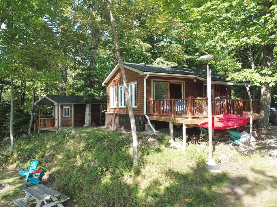 Trinity Cottage -Whitefish Lake on the Rideau Lakes