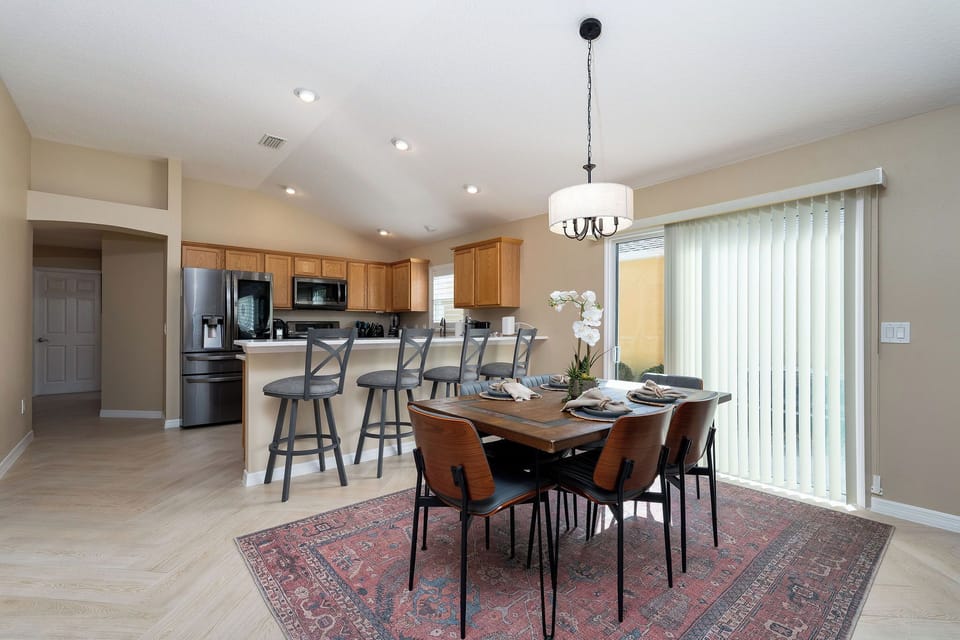 DIning room, seats 6