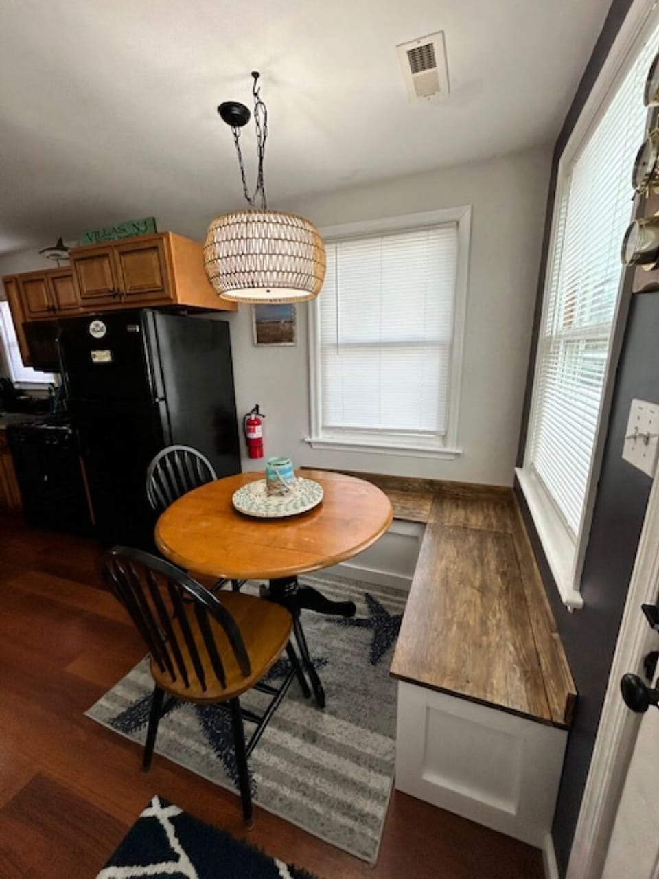Dining area w/banquette seating