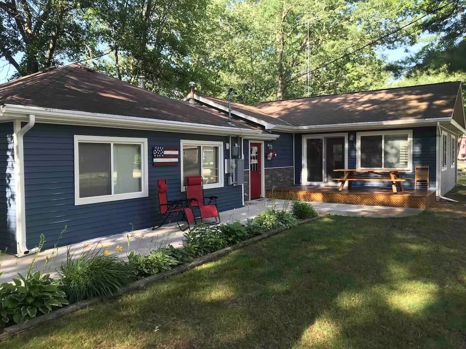 Nice deck with picnic table and sliding door to kitchen