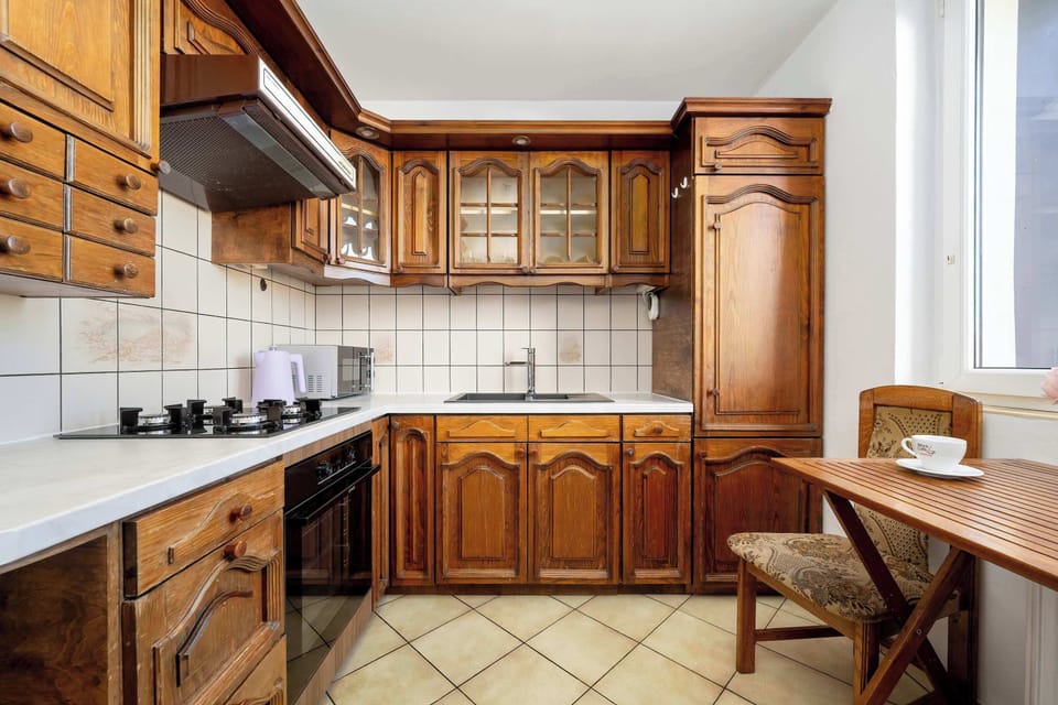 Fully equipped kitchen with wooden cabinets and classic finishes
