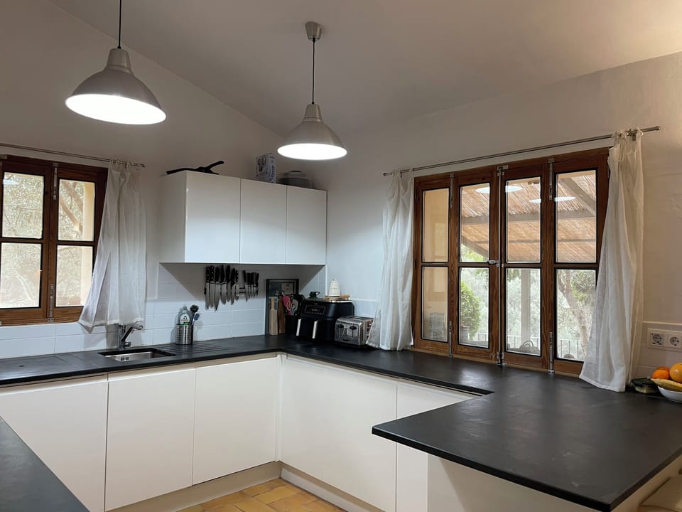 Fully integrated kitchen with washer and dishwasher. USB charger points