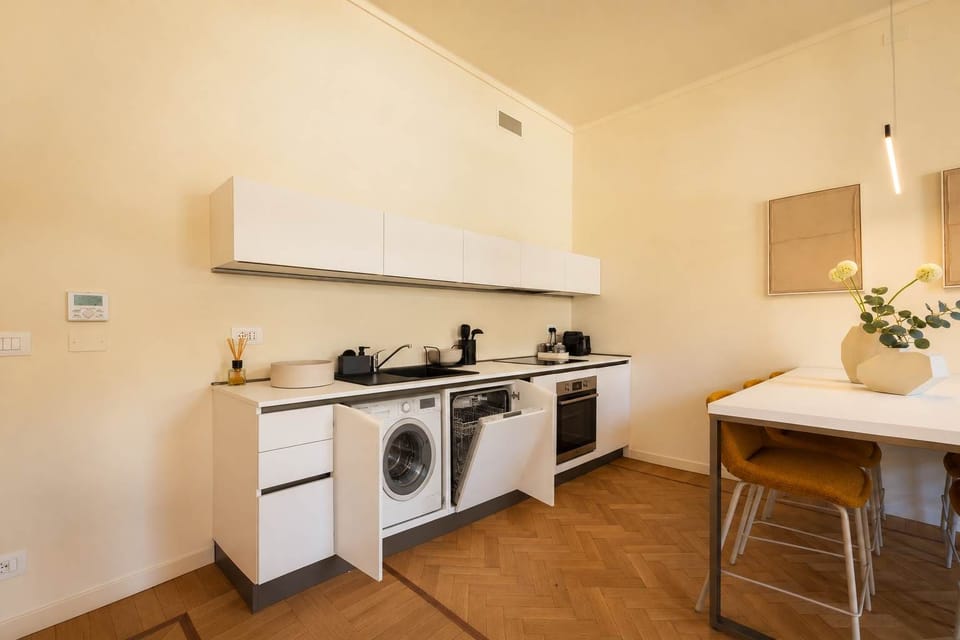 Cucina con elettrodomestici