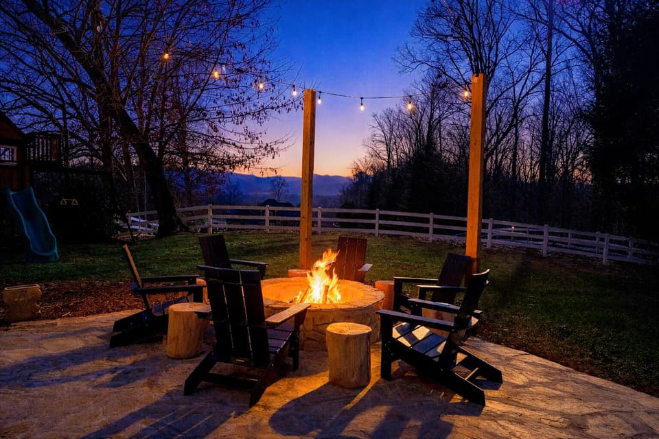 Gather under the stars around the firepit — the perfect setting for s’mores, stories, and mountain sunsets.