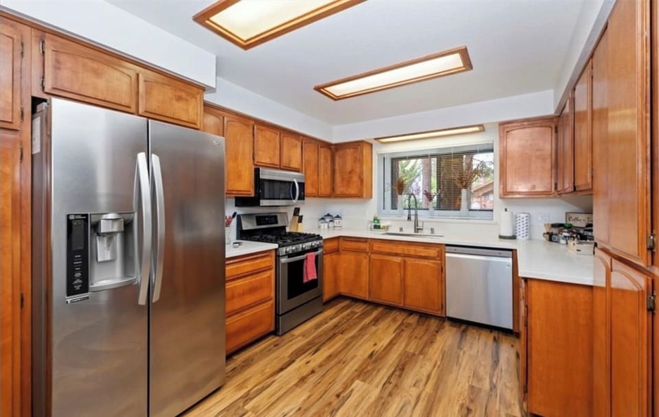 Fully-equipped kitchen w/ stainless steel appliances & breakfast bar seats 2