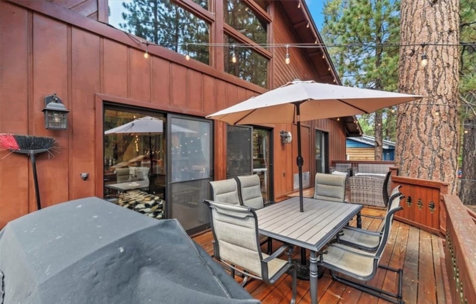 Outdoor deck including natural gas grill & dining table with seating for 6