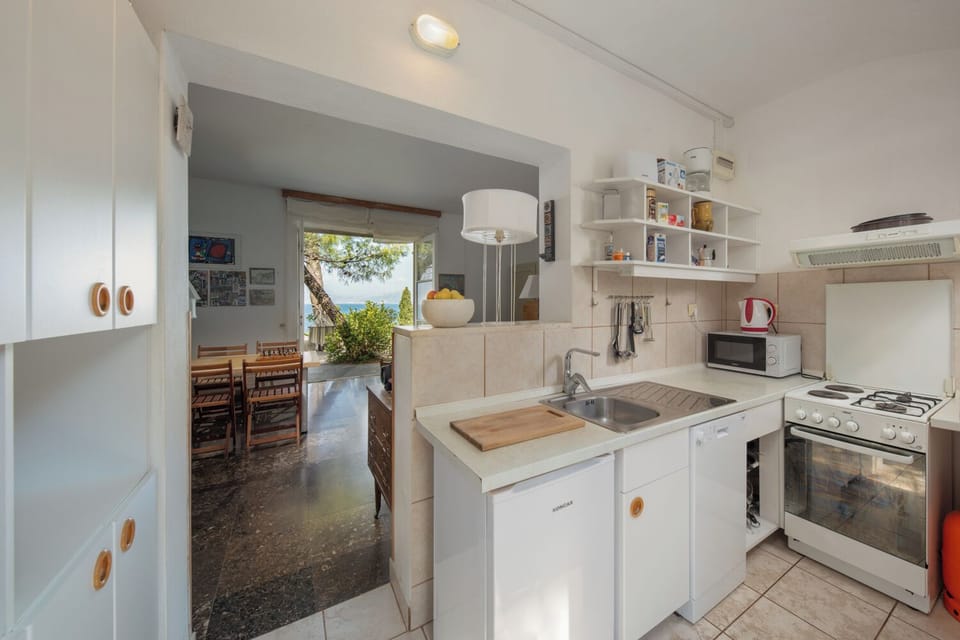 Kitchen. Dishwasher. Electric/gas stove. Electric oven. Toaster. Micro. 
