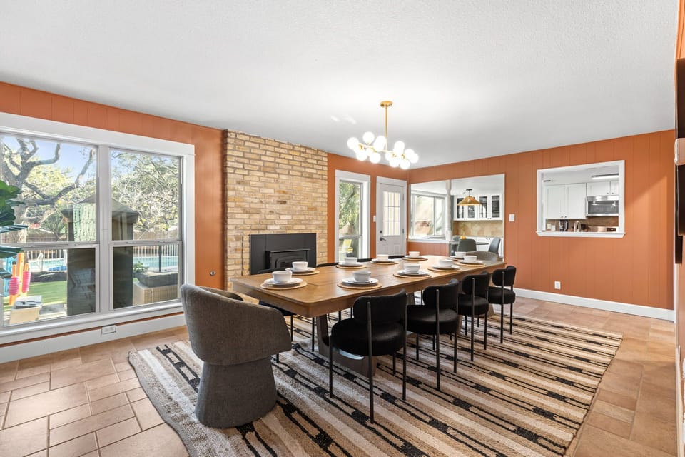 Vacation rule: calories don’t count when the dining space looks this good. Gather your crew and dig into meals that taste even better with a side of laughter.