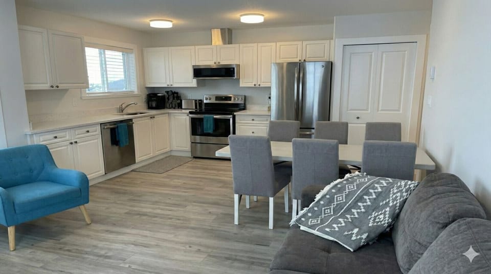 Fully equipped kitchen with stainless steel appliances and dining for the whole group.