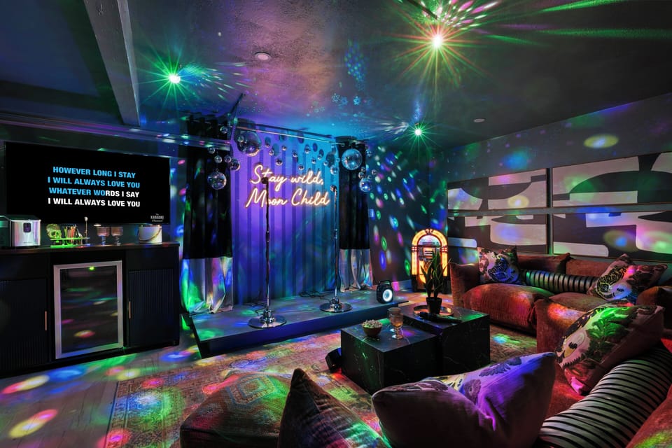 Our desert speakeasy includes a dedicated stage with neon signage, vintage jukebox, retro microphones, mini bar, ice machine, disco lights, cozy lounging sofas, bar stools, and a vintage popcorn machine — the perfect setup for a memorable night