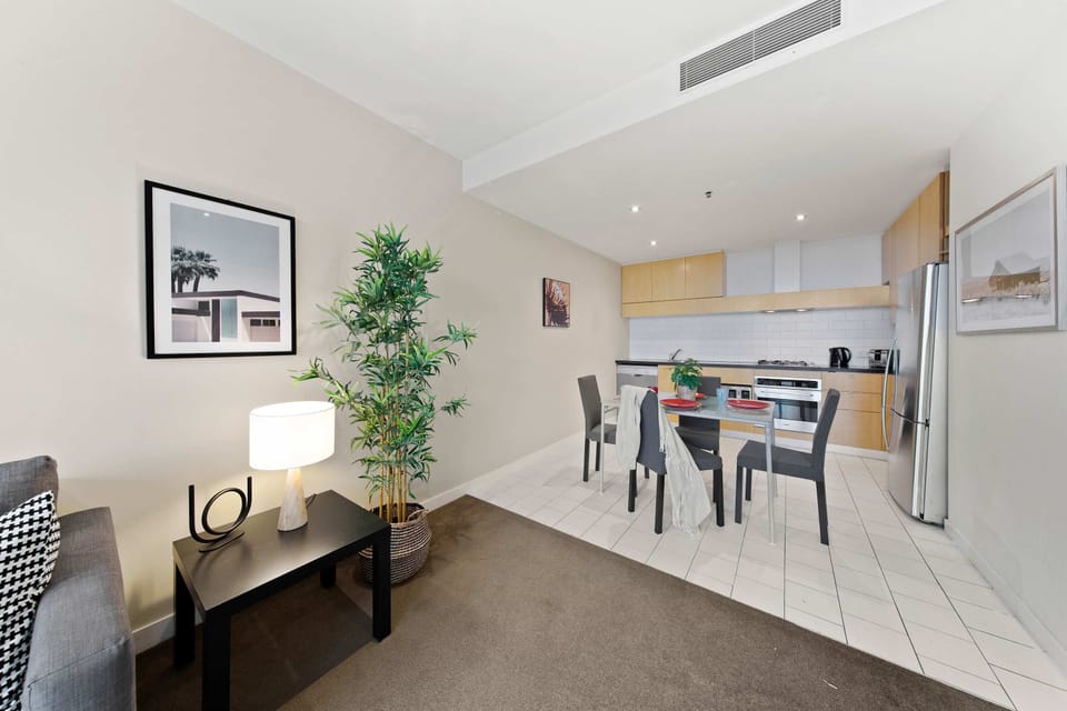 A spacious dining & kitchen.