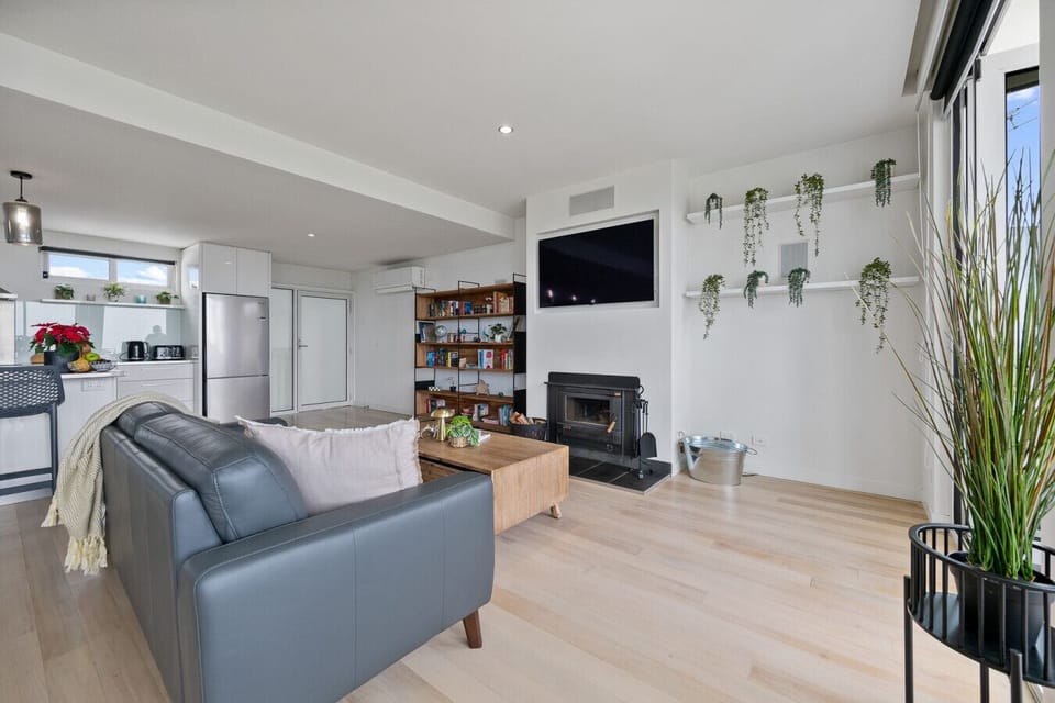 Wonderfully large living area with Smart TV