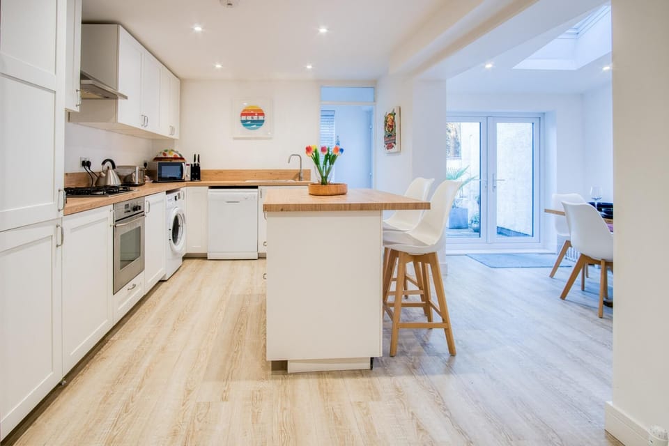 Taliesin - 5 Bedroom Holiday Home - Tenby (27054)