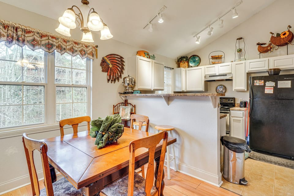 Dining Area | Dishware/Flatware Provided | Main Floor
