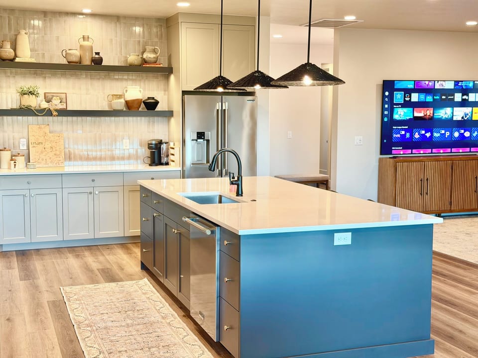 Open floor plan between the kitchen and living room.