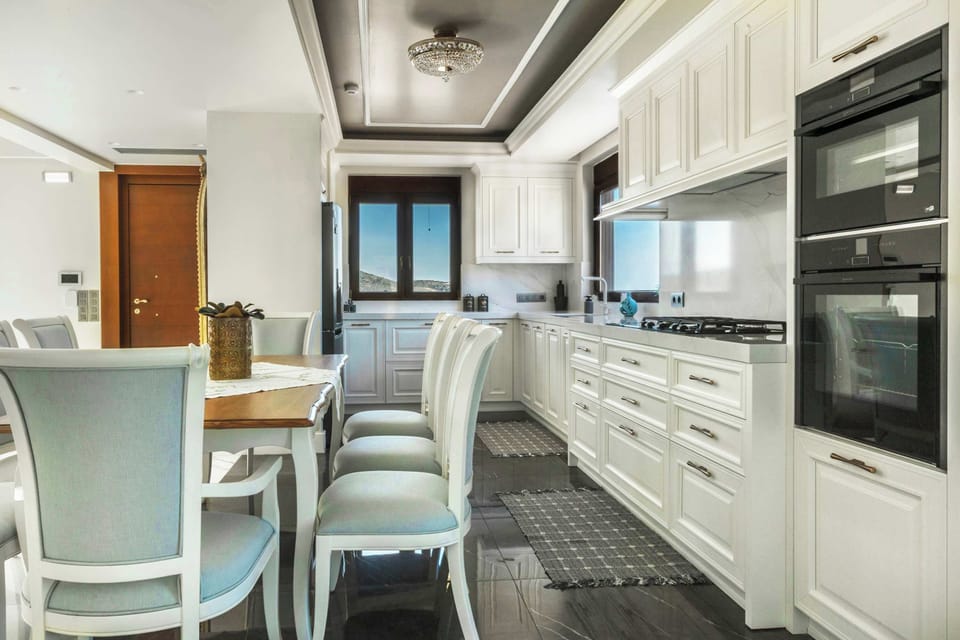Make some food and enjoy it with the people you love in this pristine kitchen