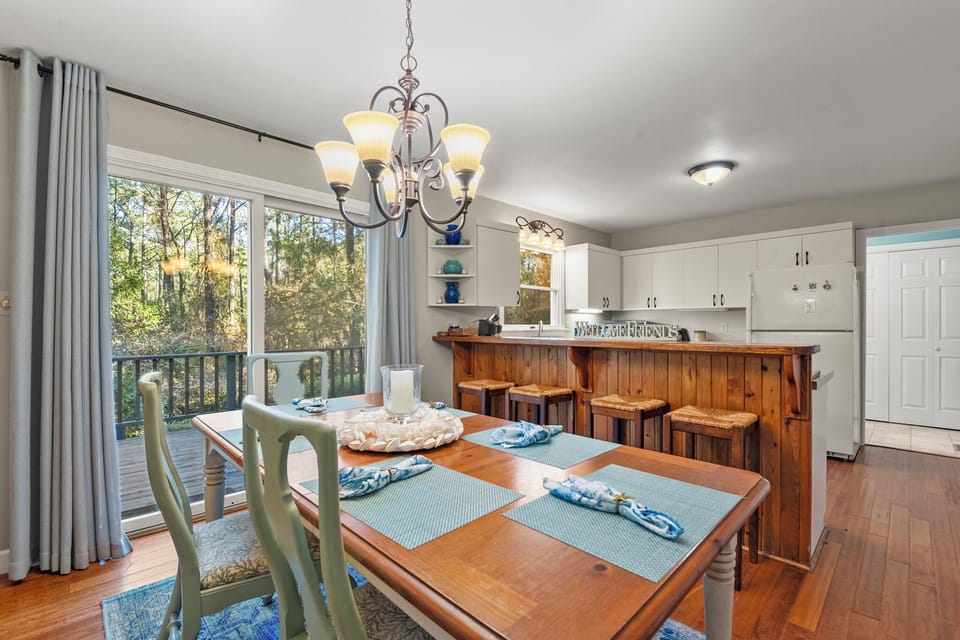 MNT155: Cottage on the Hill | Main Level Dining Area