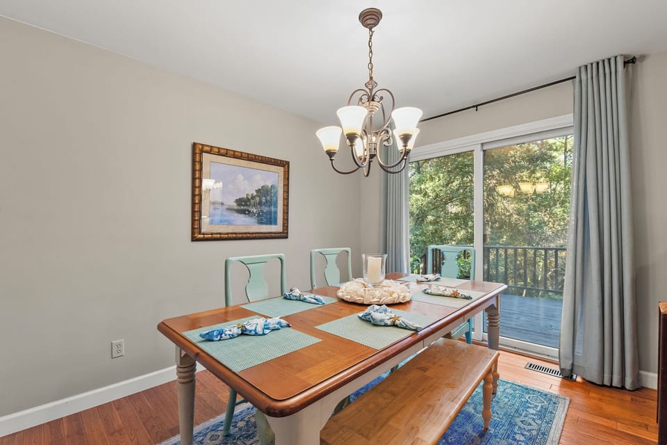 MNT155: Cottage on the Hill | Main Level Dining Area