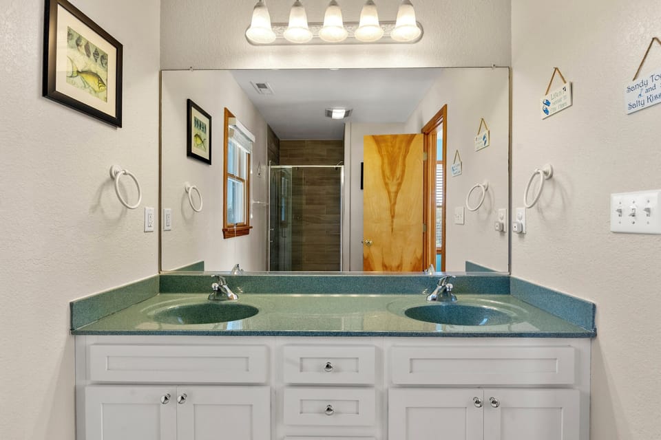 OH104: Anchors Away | Top Level Bedroom 7 En Suite Bath