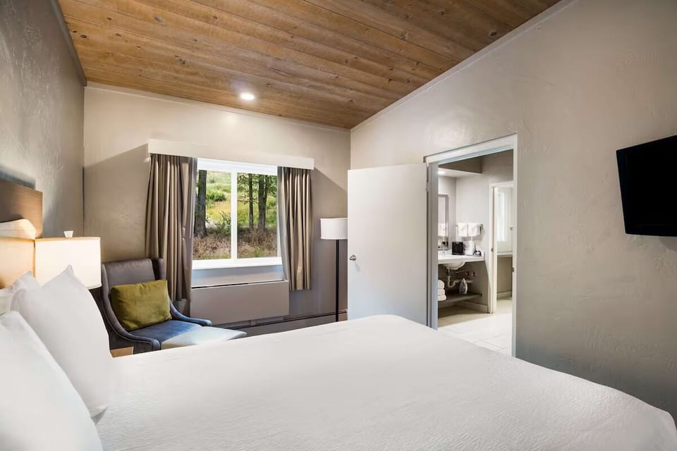 Wake to soft daylight and sink into a serene king bed.