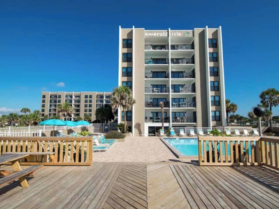 Emerald Isle Private Pool and Sun Deck