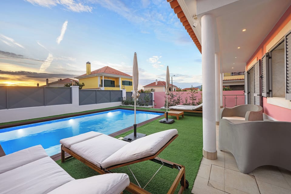 Swimming Pool & Sun Lounge